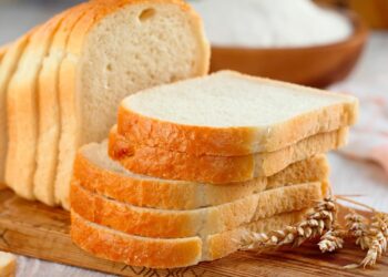 Prepare um delicioso pão de forma caseiro com esta receita simples e infalível! É perfeita para sanduíches e torradas.