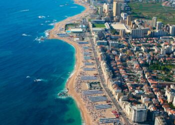 Descubra os 10 melhores destinos de férias baratos em Portugal que incluem praia! Passe umas férias de verão inesquecíveis em Portugal!