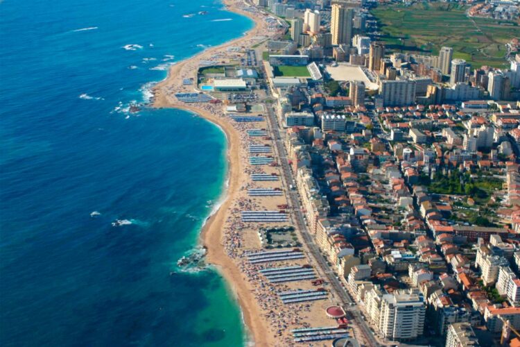 Descubra os 10 melhores destinos de férias baratos em Portugal que incluem praia! Passe umas férias de verão inesquecíveis em Portugal!