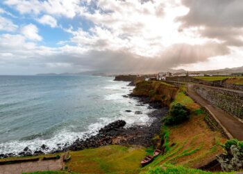 A vila açoriana de Rabo de Peixe anda nas bocas do mundo. A beleza que se vê na série ajudou a que esta alcançasse o sucesso internacional.