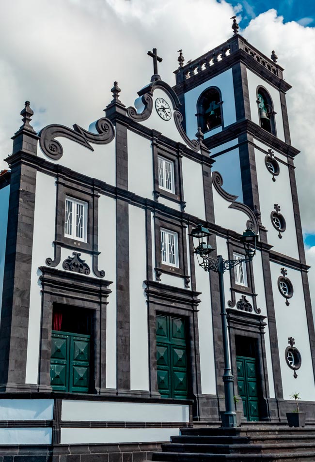 Rabo de Peixe: a vila açoriana que conquistou sucesso mundial A vila açoriana de Rabo de Peixe anda nas bocas do mundo. A beleza que se vê na série ajudou a que esta alcançasse o sucesso internacional.