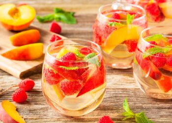 Em cada gole, pode deliciar-se com a frescura, os aromas e o sabor único. A sangria branca sabe a verão e desperta os sentidos!