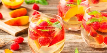 Em cada gole, pode deliciar-se com a frescura, os aromas e o sabor único. A sangria branca sabe a verão e desperta os sentidos!