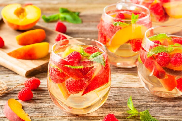 Em cada gole, pode deliciar-se com a frescura, os aromas e o sabor único. A sangria branca sabe a verão e desperta os sentidos!