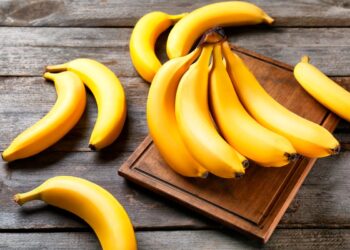 Saiba como manter bananas sempre frescas por muito mais tempo e com bom aspeto.