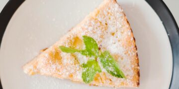Para o lanche, que tal, uma irresistível tarte de leite condensado cozido? Uma sobremesa que ninguém vai conseguir resistir!