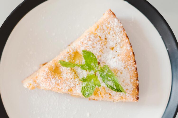 Para o lanche, que tal, uma irresistível tarte de leite condensado cozido? Uma sobremesa que ninguém vai conseguir resistir!