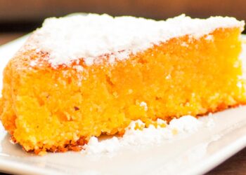 Com origem nos conventos portugueses, o Toucinho do Céu conventual conquista paladares há séculos e é uma verdadeira tentação para os amantes de doces.