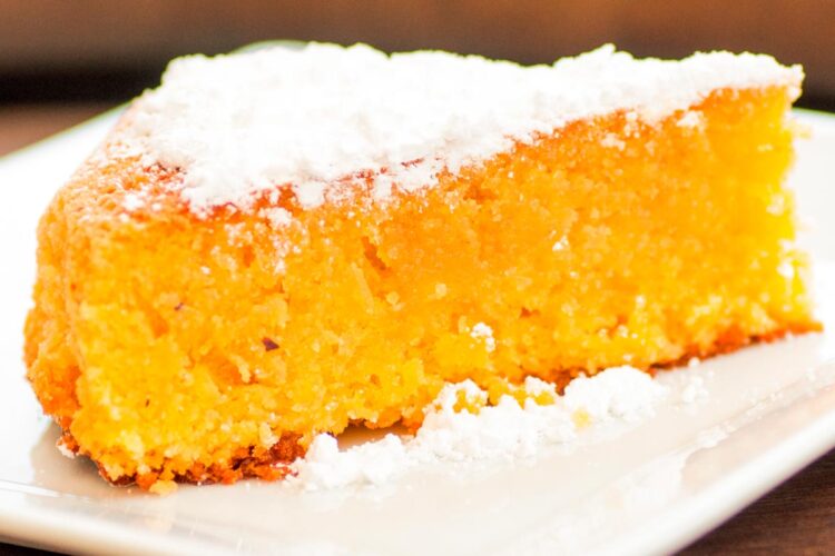 Com origem nos conventos portugueses, o Toucinho do Céu conventual conquista paladares há séculos e é uma verdadeira tentação para os amantes de doces.