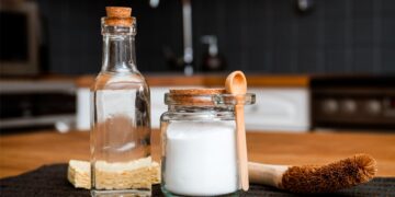 Descubra a dupla perfeita para uma limpeza eficiente e ecológica: vinagre e bicarbonato de sódio! A fórmula mágica para a limpeza da casa.