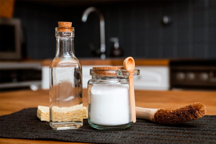 Descubra a dupla perfeita para uma limpeza eficiente e ecológica: vinagre e bicarbonato de sódio! A fórmula mágica para a limpeza da casa.