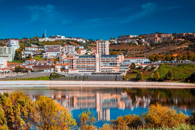 Explore lugares encantadores, praias deslumbrantes e paisagens incríveis. Descanse num destes destinos de férias sem gastar muito dinheiro.