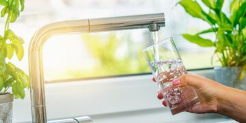 Será que a água da torneira é pior do que a filtrada ou engarrafada? Nós explicamos para que saiba qual a que deve beber!