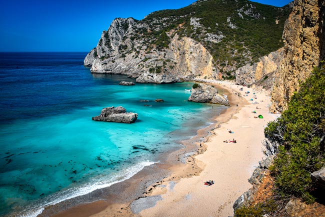 As melhores praias de Portugal, segundo revista norte-americana A publicação norte-americana Travel + Leisure elegeu as 11 melhores praias portuguesas.