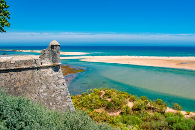 As 5 praias do Algarve com as águas mais quentes Praias com espaço, beleza e água com uma temperatura muito convidativa.