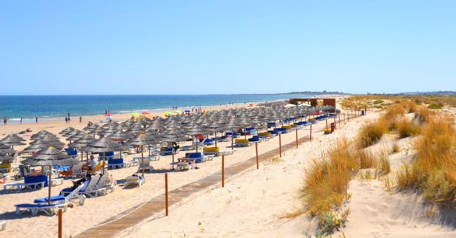 As 5 praias do Algarve com as águas mais quentes Praias com espaço, beleza e água com uma temperatura muito convidativa.
