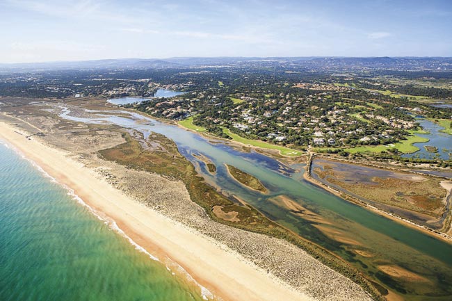 As melhores praias de Portugal, segundo revista norte-americana A publicação norte-americana Travel + Leisure elegeu as 11 melhores praias portuguesas.
