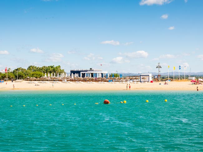 As 5 praias do Algarve com as águas mais quentes Praias com espaço, beleza e água com uma temperatura muito convidativa.