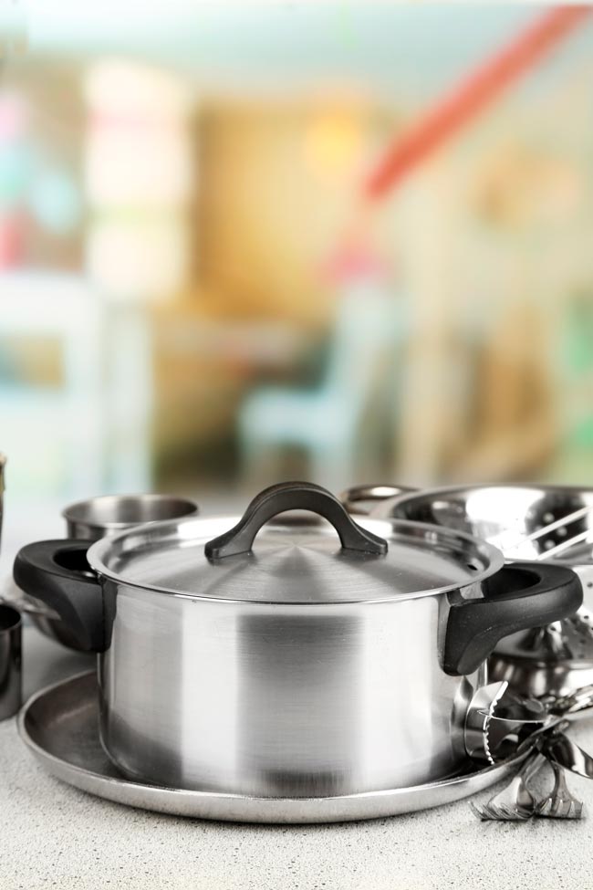 5 métodos infalíveis para limpar panelas em inox Dicas que funcionam para limpar panelas em inox e que as deixam sempre a brilhar!