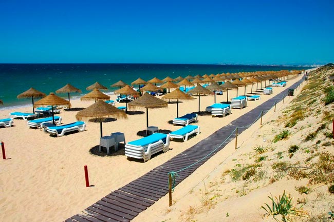 As 5 praias do Algarve com as águas mais quentes Praias com espaço, beleza e água com uma temperatura muito convidativa.