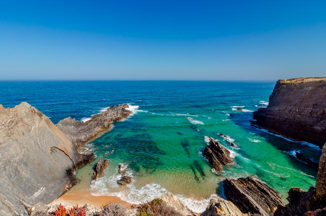 As melhores praias de Portugal, segundo revista norte-americana A publicação norte-americana Travel + Leisure elegeu as 11 melhores praias portuguesas.