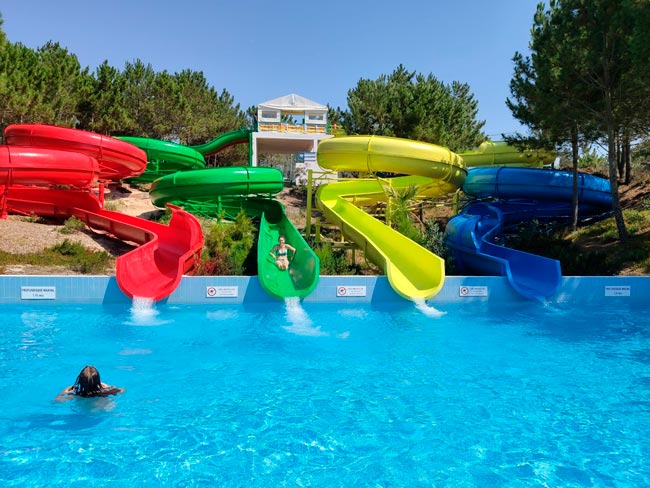 8 dos melhores Parques Aquáticos perto de Lisboa Um dia inteiro num parque aquático é sinónimo de alegria e muita diversão!