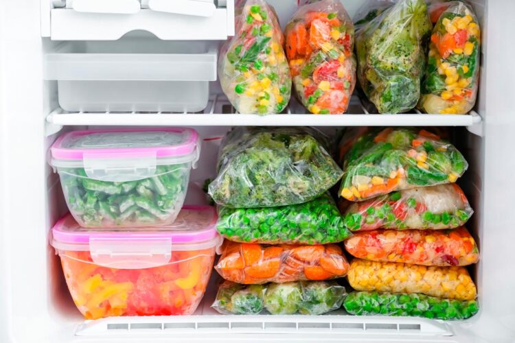 Com a azáfama diária é bom saber que há alimentos que podemos cozinhar diretamente do congelador.
