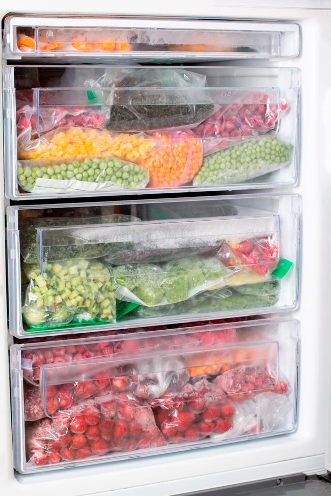 7 alimentos para cozinhar sem descongelar Com a azáfama diária é bom saber que há alimentos que podemos cozinhar diretamente do congelador.