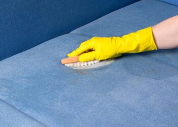 Está na hora de deixar o seu sofá como novo! Vamos explicar como limpar diferentes tecidos de sofá com métodos eficientes.