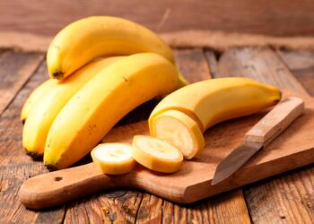 É bom comer uma banana antes de dormir. Entenda porquê.