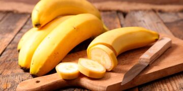 É bom comer uma banana antes de dormir. Entenda porquê.