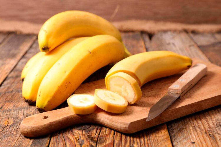 É bom comer uma banana antes de dormir. Entenda porquê.