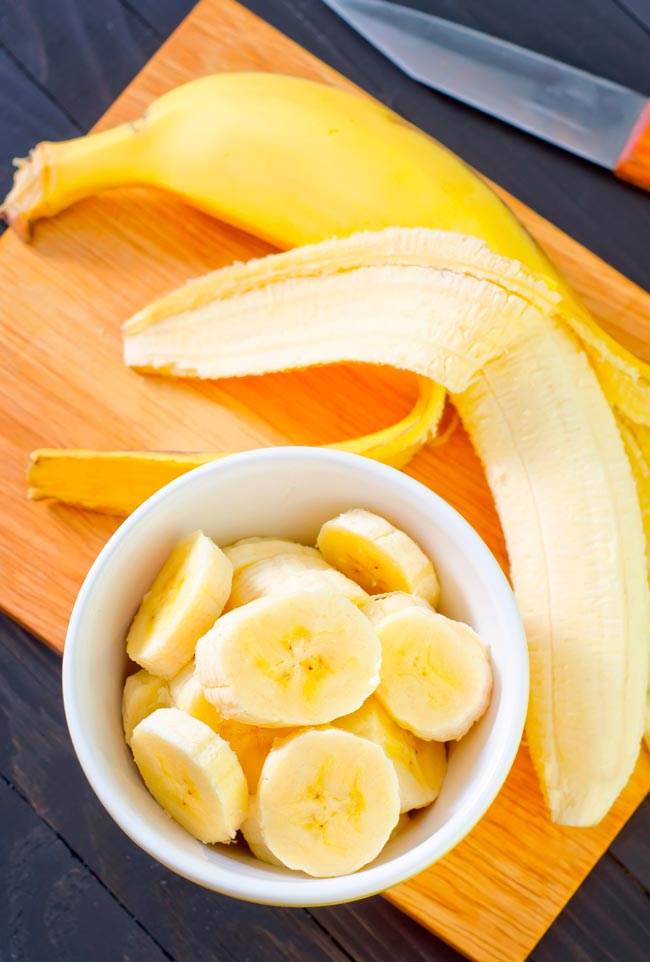 9 razões para comer uma banana antes de dormir É bom comer uma banana antes de dormir. Entenda porquê.