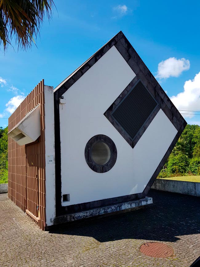 A Casa Invertida é uma atração única em Portugal Quando os arquitetos têm excesso de imaginação ou sentido de humor!
