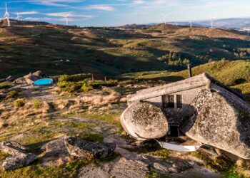 Descubra a Casa do Penedo, um refúgio de pedra com piscina no meio da Natureza!