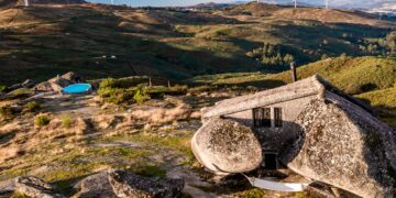 Descubra a Casa do Penedo, um refúgio de pedra com piscina no meio da Natureza!