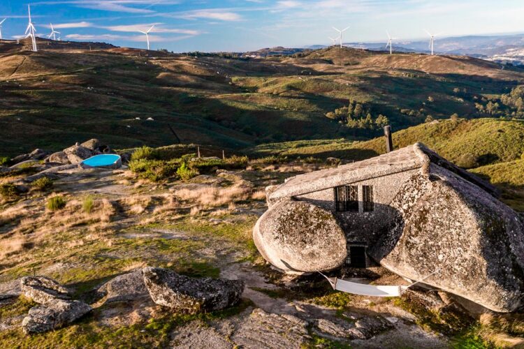 Descubra a Casa do Penedo, um refúgio de pedra com piscina no meio da Natureza!