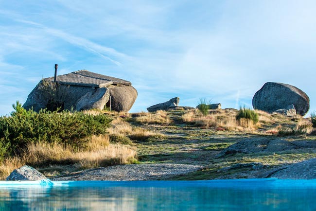 A piscina e a casa mais estranha de Portugal na serra de Fafe Descubra a Casa do Penedo, um refúgio de pedra com piscina no meio da Natureza!