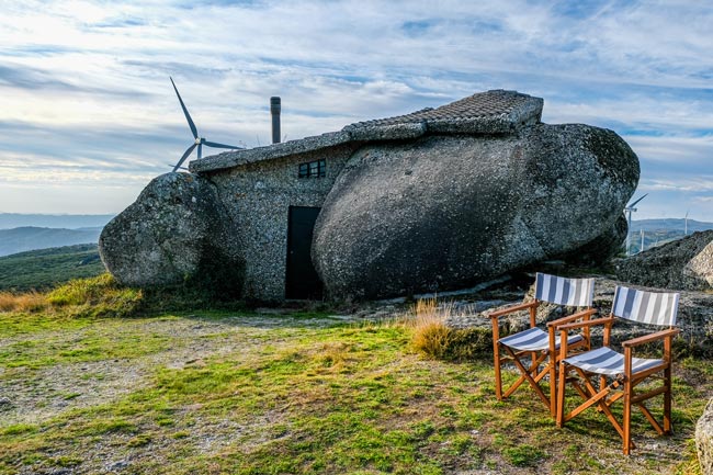 A piscina e a casa mais estranha de Portugal na serra de Fafe Descubra a Casa do Penedo, um refúgio de pedra com piscina no meio da Natureza!