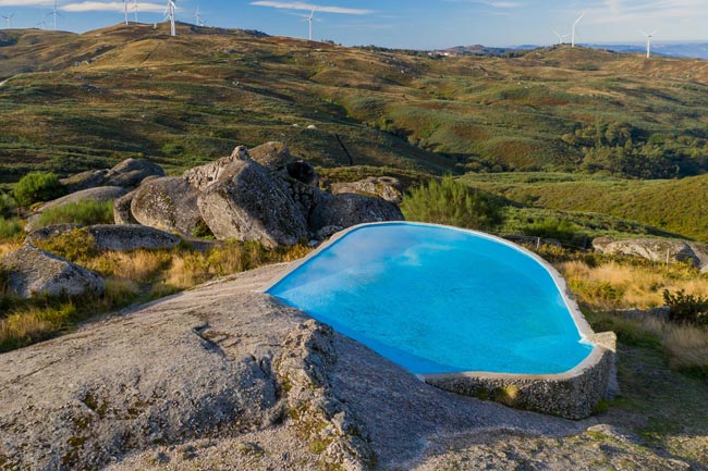 A piscina e a casa mais estranha de Portugal na serra de Fafe Descubra a Casa do Penedo, um refúgio de pedra com piscina no meio da Natureza!