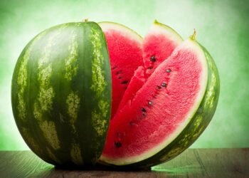 Desde a escolha ao momento de conservar, há estratégias eficazes que mantêm a melancia fresca por mais dias.