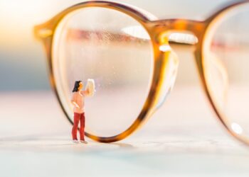 Quer uma visão perfeita? Saiba como limpar as lentes dos óculos (com ou sem graduação)!