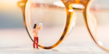 Quer uma visão perfeita? Saiba como limpar as lentes dos óculos (com ou sem graduação)!