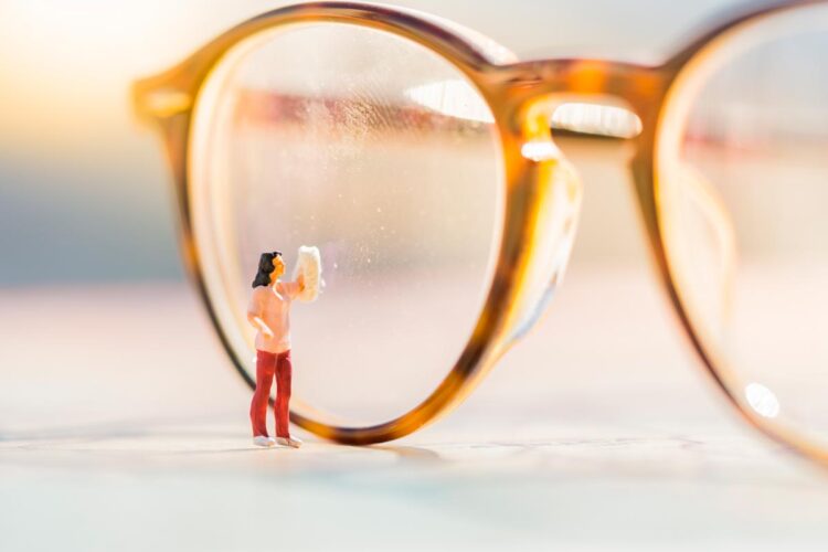 Quer uma visão perfeita? Saiba como limpar as lentes dos óculos (com ou sem graduação)!