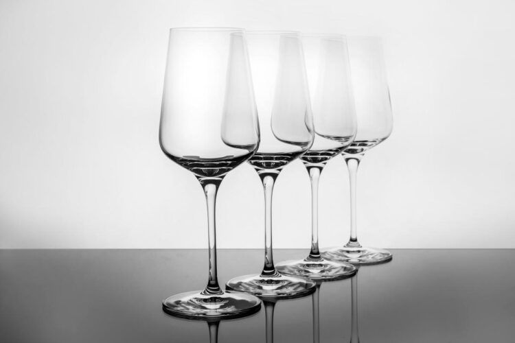 Aprenda a limpar copos de cristal corretamente Métodos eficazes que mantêm o brilho e elegância dos seus preciosos copos de cristal!