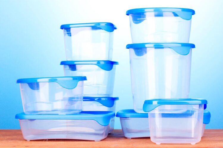 Diga adeus às manchas e odores do Tupperware de maneira muito prática e simples.