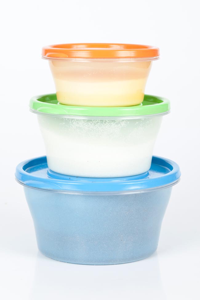 Aprenda a limpar e a eliminar odores dos recipientes Tupperware® Diga adeus às manchas e odores do Tupperware de maneira muito prática e simples.