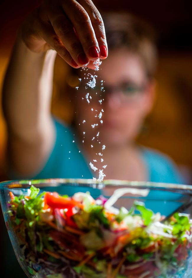 Aprenda a reduzir o consumo de sal na sua dieta Olhe por si! Existem alternativas para temperar os seus pratos sem comprometer o sabor.