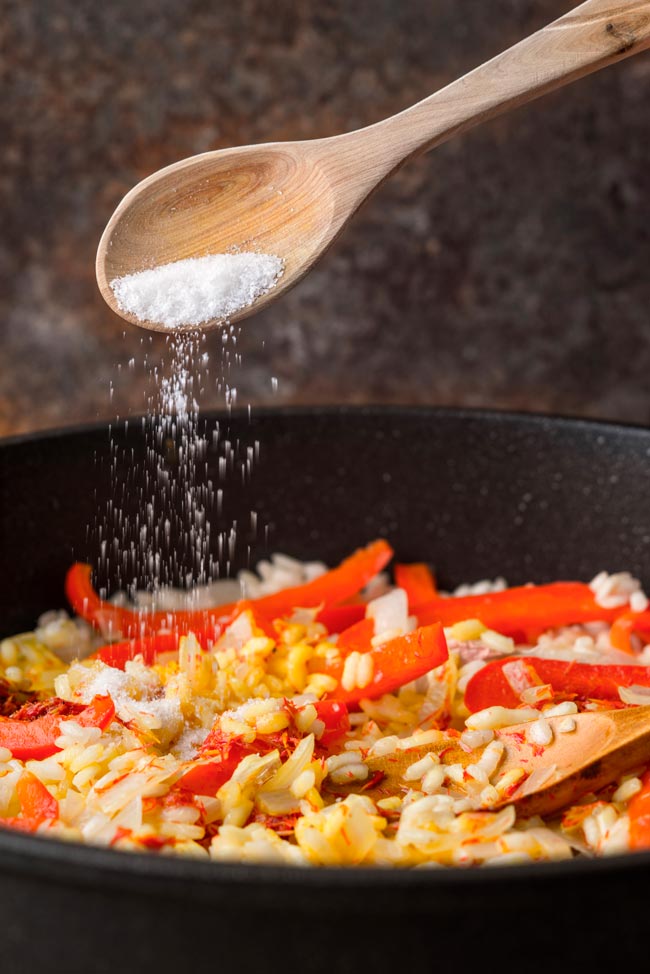 Aprenda a reduzir o consumo de sal na sua dieta Olhe por si! Existem alternativas para temperar os seus pratos sem comprometer o sabor.