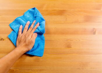 Remova manchas na madeira com o nosso guia completo para móveis e pavimentos.